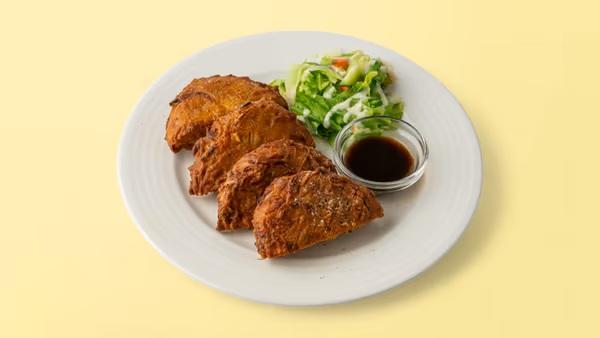 Assortiment d'entrées indiennes, comme des samosas.