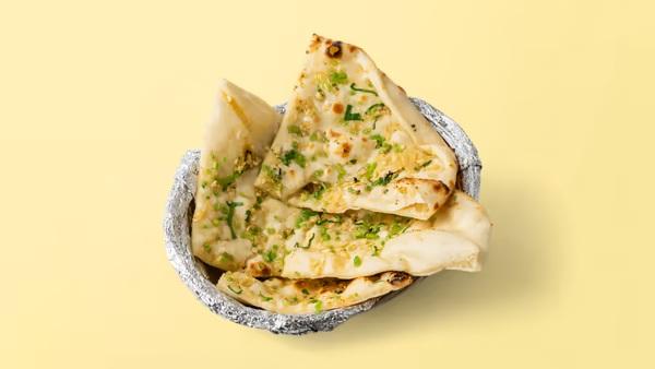 Pain naan fraîchement cuit.